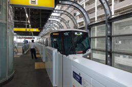 団体と行き先表示されたサイクルトレイン