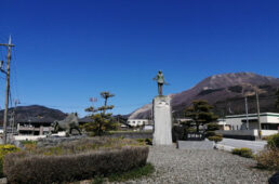 伊吹山の麓の銅像