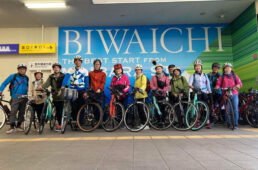 ビワイチパネル前で記念撮影