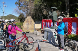 紅白の幕に彩られた銅像