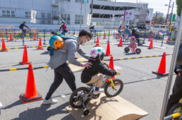 試乗を楽しむ子供