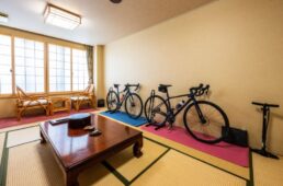 バーデン朝日の室内に自転車