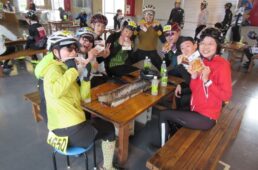 魚津のエイドのかまぼこを食べる