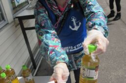 氷見牛弁当を渡す女性