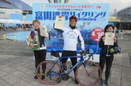 完走証とマイバイクを手に記念撮影