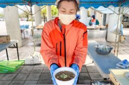 名水鍋を渡す女性