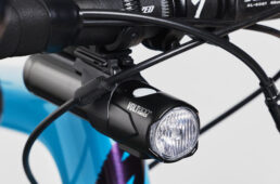 ボルト800ネオをハンドル下に取り付け