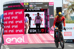 2023ジロ・デ・イタリア第1ステージをスタートする新城幸也