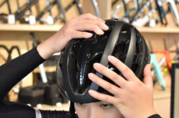 ヘルメットをかぶったら、調整ダイヤルを締め付ける