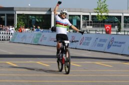 2023UCI MTBエリミネーターワールドカップ開幕戦のフィニッシュ