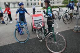 橋本議員にバーレーを説明する絹代さん