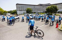 Setouchi Véloスタート前にブリーフィングを受ける参加者たち