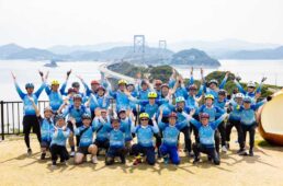 休憩ポイントの道の駅うずしお in うずまちテラスにて、ライドの参加者全員でSetouchi VéloのVを表現