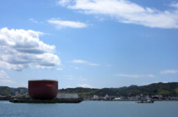 小さな船に引かれるフェリー