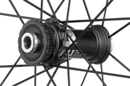 スピード42のフロントハブ