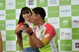 穴子めし海苔おにぎりを試食した尾形さん