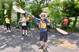 陸上でパドリングの練習