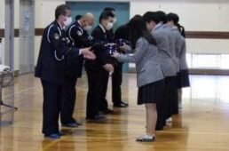 au損保　大阪府ヘルメット贈呈