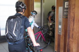 エレベーターで地下へ降りる