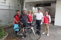 京阪電車広報部の石川さんと駅長ら