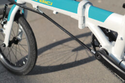 ピッコラのメインフレーム下の補助フレームに沿わせたシフトワイヤー