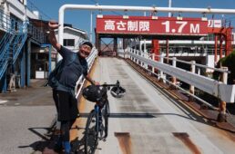 スロープを上って船内に入る