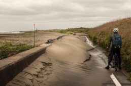 砂が押し寄せる自転車道