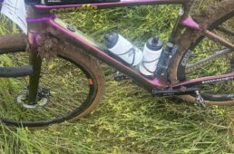 タイヤに泥がまとわりつく