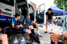 ヴァルロメイ・ツールで選手たちと会話を交わす別府史之さん