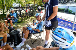 補給食としてライスケーキを受け取る藤村一磨