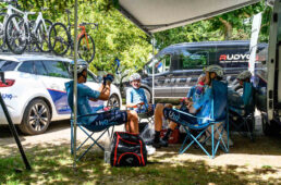 日陰でリラックスしながらレースのスタートを待つラポム・マルセイユ