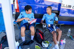 藤村一磨がレース後にチームメートとレースについて話し合う