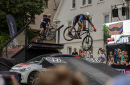 車を飛び越えるセクション