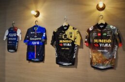 ユンボ・ヴィスマとFDJ男女チームのサインジャージ