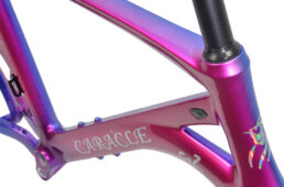 カラクル・コージーのキャンディレッド＆ブルー