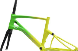 カラクル・コージーのメタリックグリーン＆イエロー