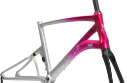 カラクル・コージーのグリッターレッド＆シルバー