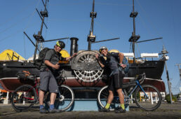 下田駅前で記念撮影