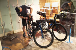 フロント奥の別室で自転車を保管