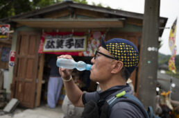ラムネを飲むシシャチョー