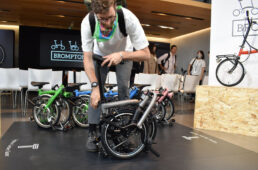 Tラインアーバンを折りたたむピーター・ユスカウスカスさん