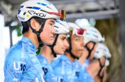 チームプレゼンテーションに少し緊張した面持ちで立つ藤村一磨