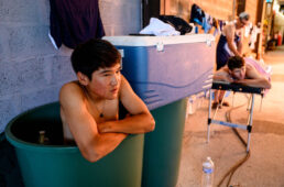 マッサージの前には氷を浮かべた冷水に浸かり、回復を促進させる