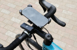 普通のスマホホルダーだとハンドルまわりがごちゃつく