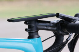 「マイクロステムマウント」にスマホケースを取り付けてみた様子