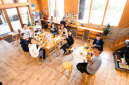 ランチを食べる参加者