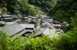 宇津谷の町並みを望む