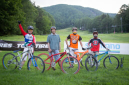 往年のマシンやウェアを用意したレジェンドたち