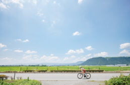 阿蘇山に囲まれた田んぼの中の平坦区間