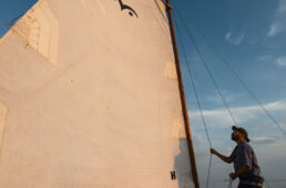 帆を張るキャプテンのサムさん